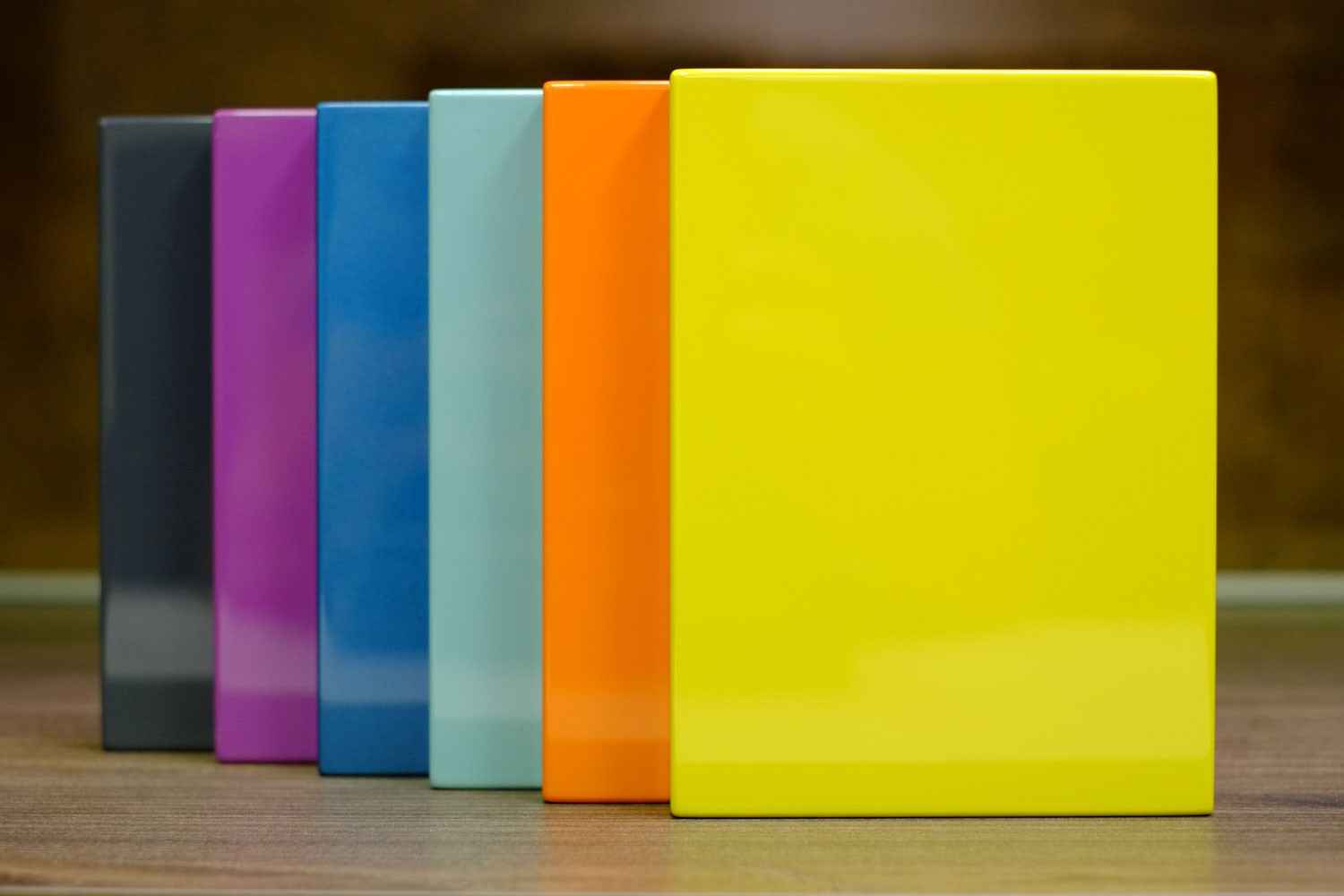 ورق های گلاس با ترکیب رنگی متنوع نارنجی و آبی و بنفش