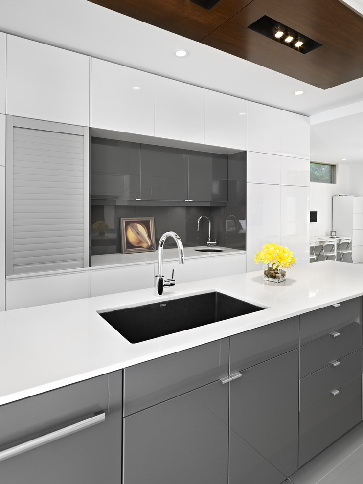 کابینت آشپزخانه های گلاس سفید نقره ای مدرن با طراحی قوی و زیبا
