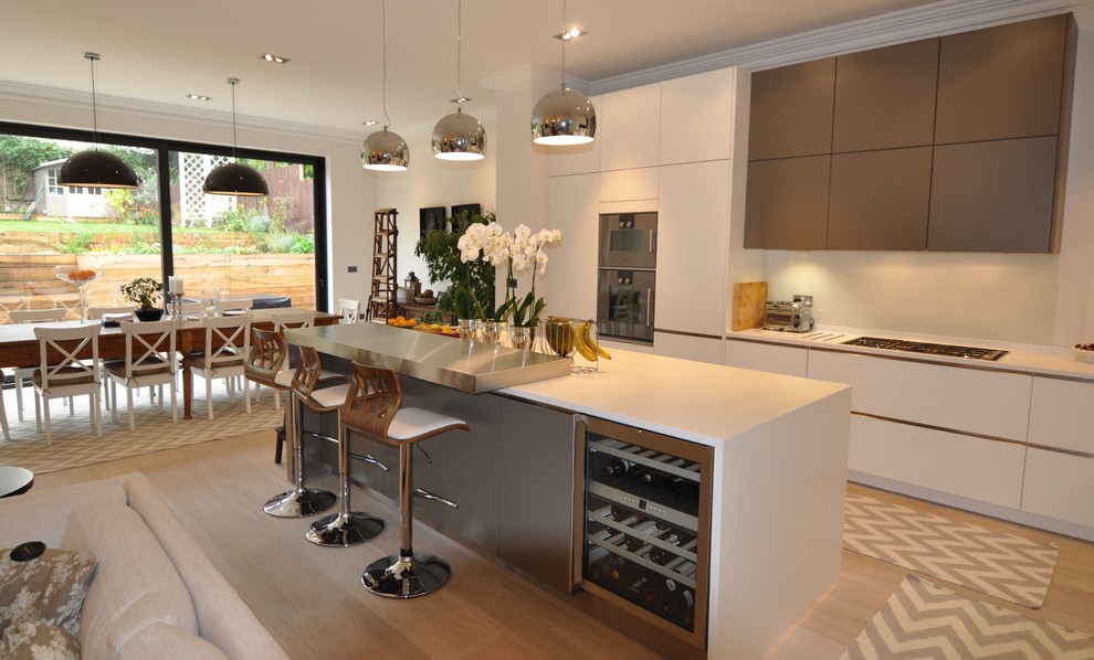 کابینت آشپزخانه های گلاس سفید نقره ای با طراحی مدرن و امروزی