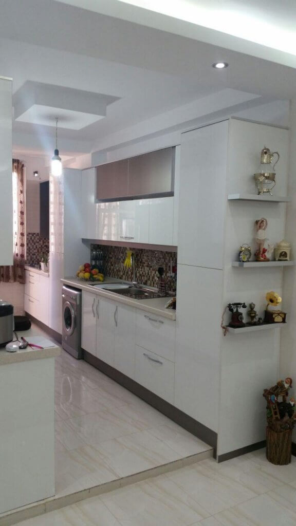 کابینت های گلاس سفید برای آشپزخانه کوچک