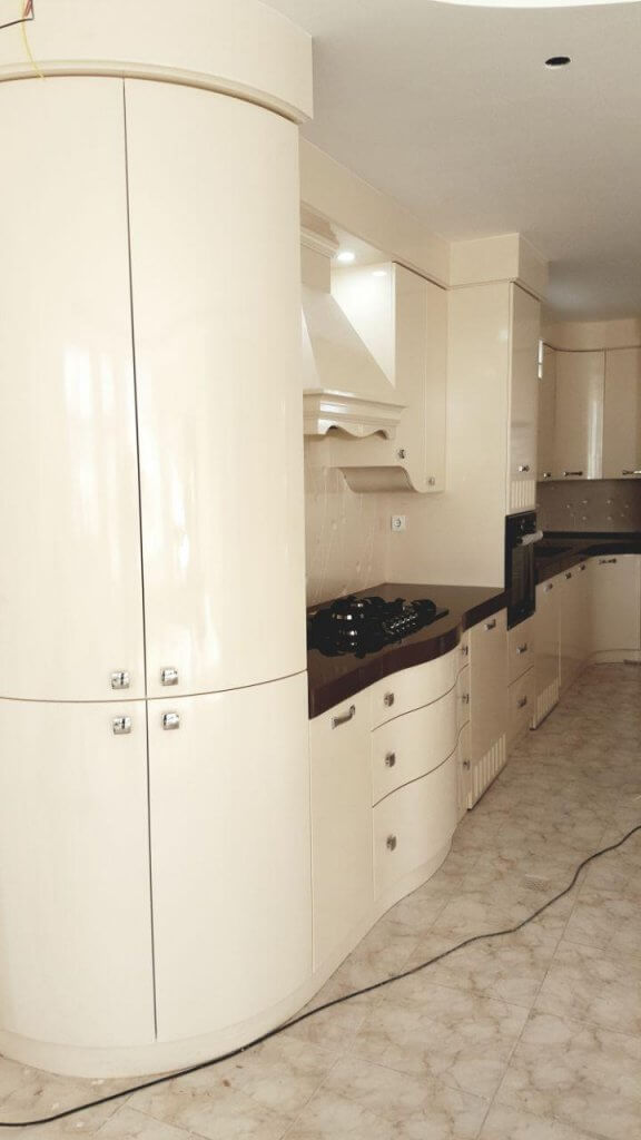 کابینت آشپزخانه های گلاس مدرن با انحناهای زیبا و شگفت انگیز در بدنه کابینت