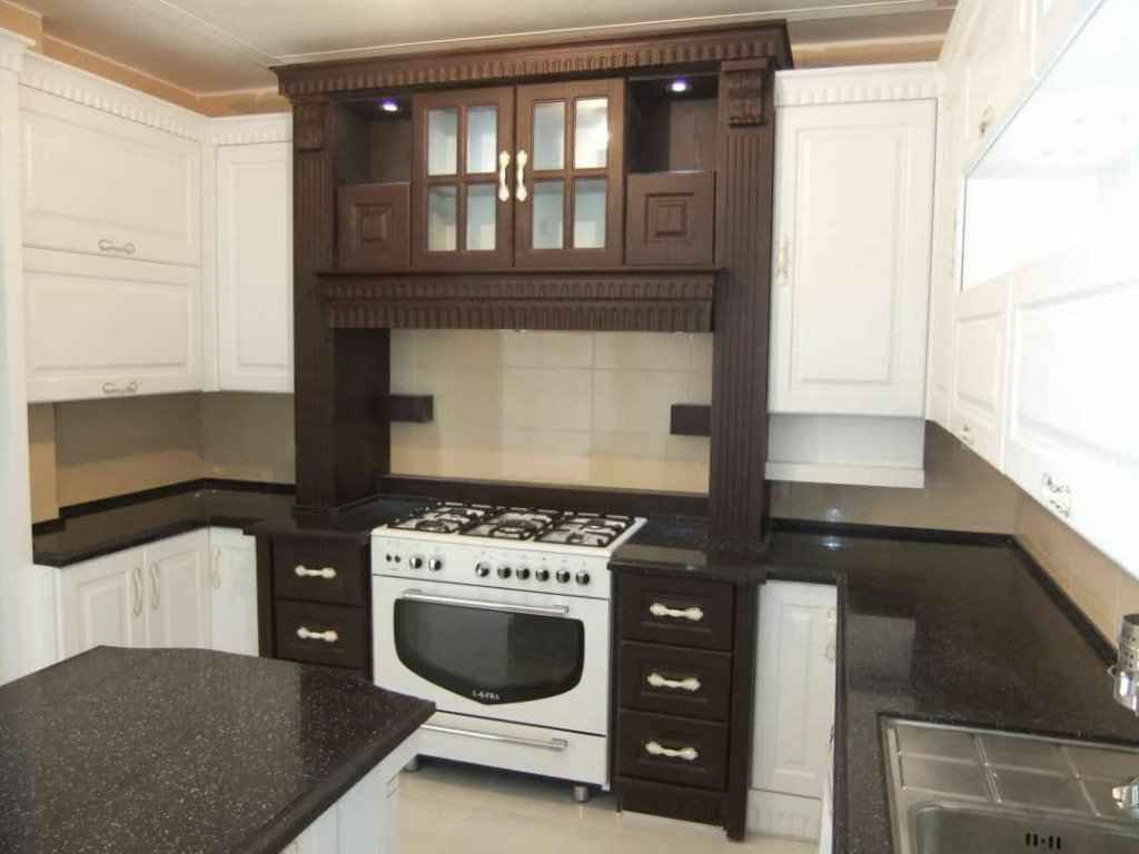 کابینت آشپزخانه کلاسیک بسیار زیبا به رنگ سفید و تلفیقی با طرح چوب تیره