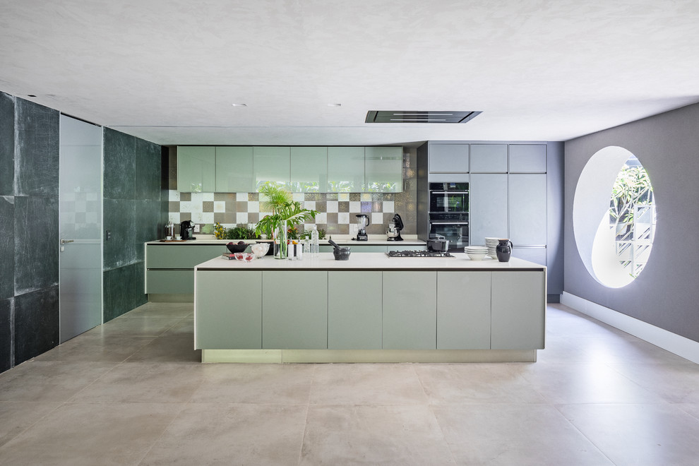 آشپزخانه و کابینت مدرن- آشپزخانه با کابینت هایی به رنگ سبز روشن و دیوار های طوسی