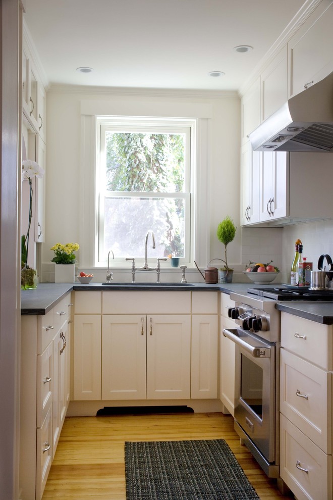 کابینت آشپزخانه کوچک سفید با کشو های متعدد