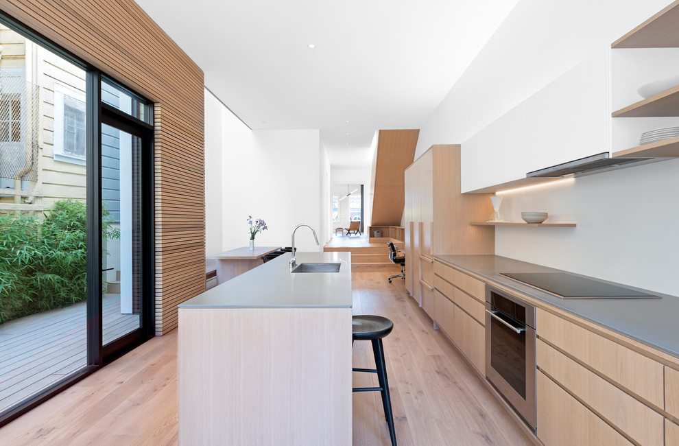 آشپزخانه مدرن- ترکیب رنگ سفید و قهوه ای روشن در کابینت ام دی اف مدرن