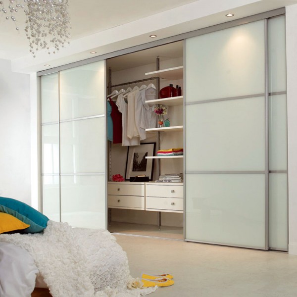 مدل کمد دیواری ریلی با درب های شیشه ای مات؛ دارای رگال لباس، کشو و قفسه بندی مناسب