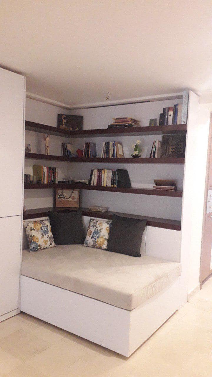 کتابخانه قفسه ای همراه نشیمنگاه