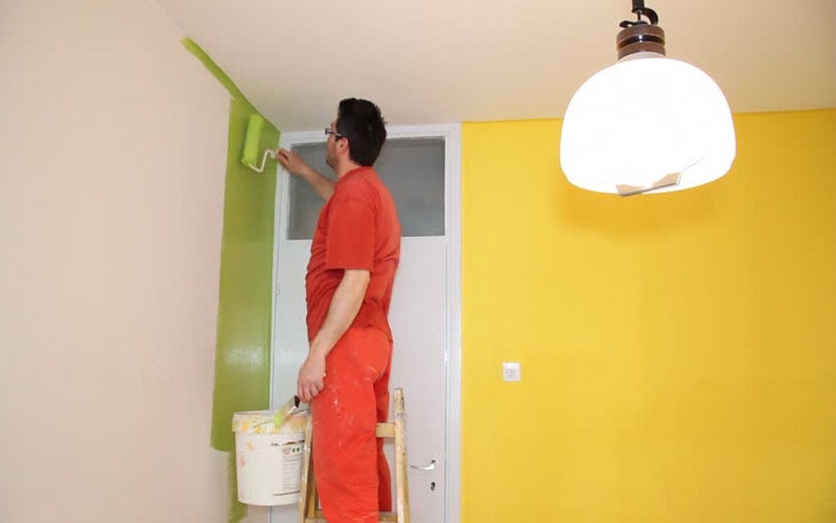 رنگ آمیزی دیوارهای اتاق به رنگ سبز و زرد با رنگ روغنی براق