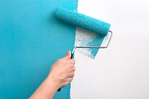 دیوار نقاشی شده با رنگ روغن آبی و سفید به کمک غلطک