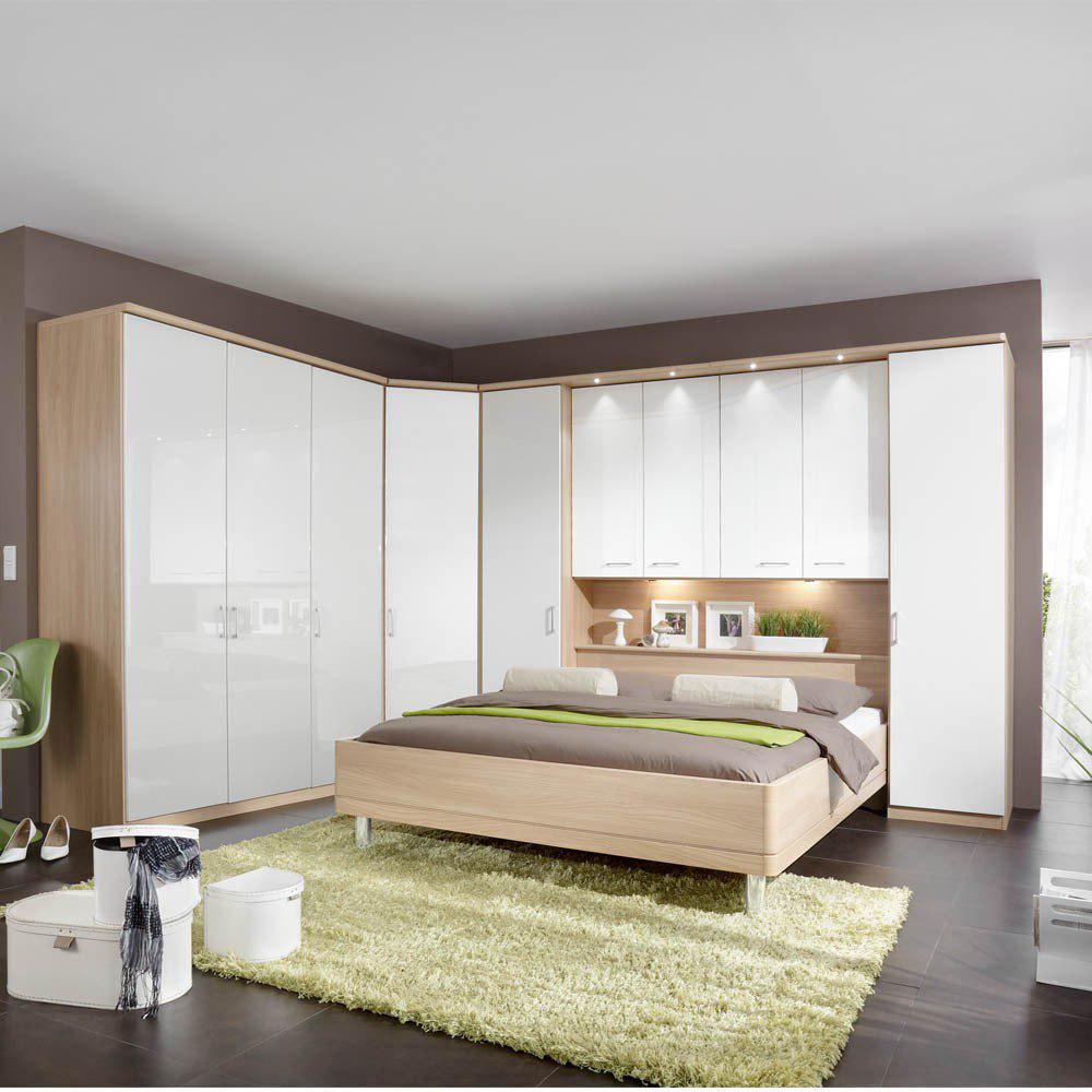 کمد دیواری هایگلاس سفید براق با قاب چوبی در اتاق خواب