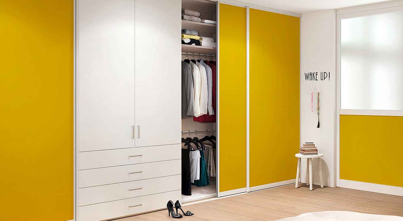 کمد دیواری ریلی اتاق خواب به رنگ زرد؛ دارای رگال لباس