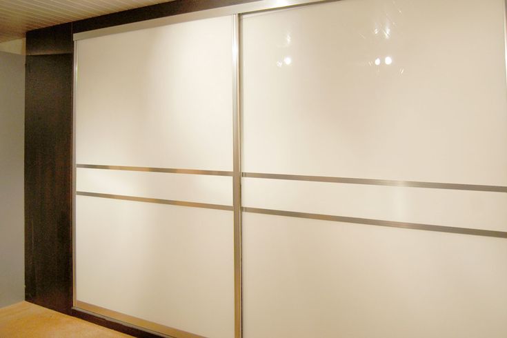 کمد دیواری هایگلاس سفید طلایی براق استفاده شده در سبک دکوراسیون مدرن