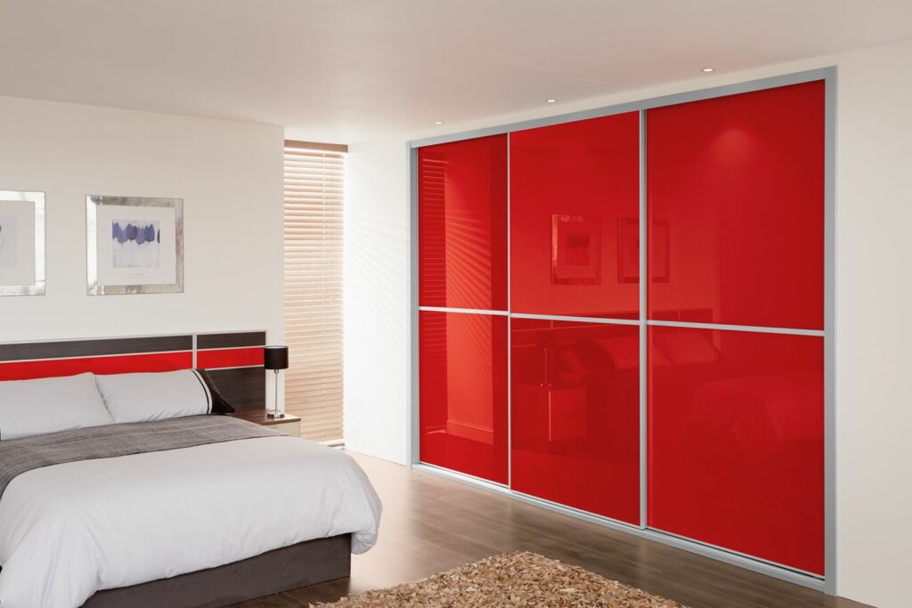 کمد دیواری با درب شیشه ای و رنگ قرمز