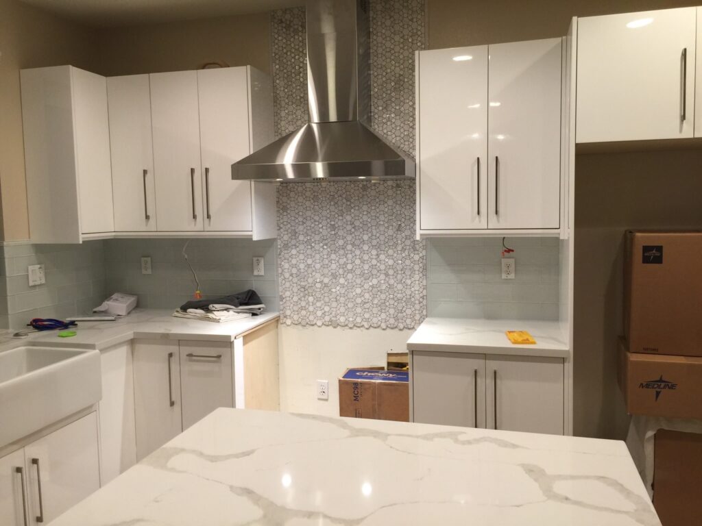 آشپزخانه با کابینت های گلاس سفید و اپن طرح دار