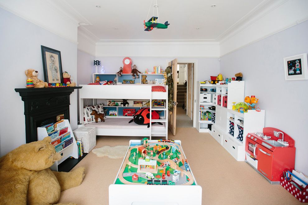چیدمان اتاق کودک - چیدمان دکورهای چوبی و عروسک‌ ها