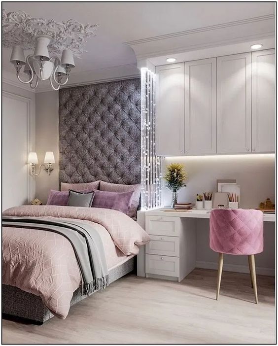 عکس اتاق خواب دخترانه بزرگسال با رنگ بندی صورتی خاکستری به همراه تخت و میز و صندلی