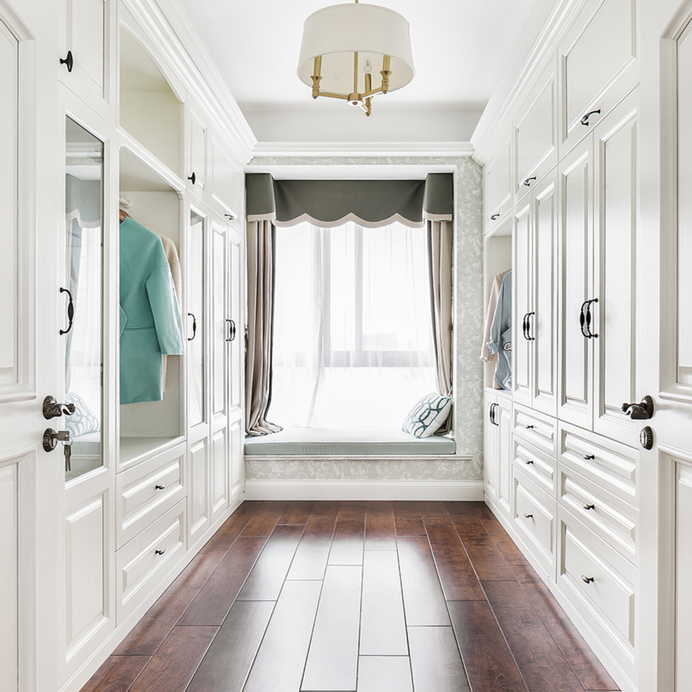 کمد دیواری سفید با درب آینه دار و کفپوش چوبی کف اتاق