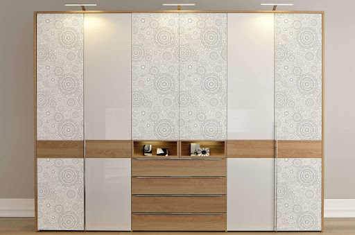 کمد دیواری سفید قهوه‌ای با طرح چوب و درب های طراحی شده