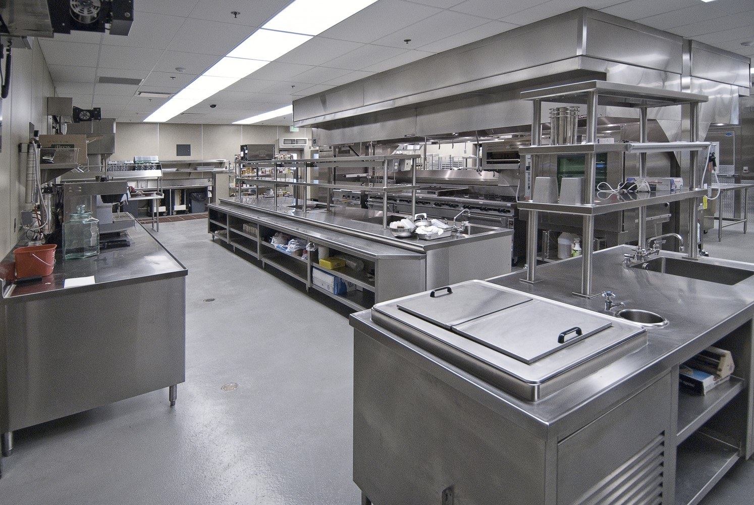 طراحی آشپزخانه صنعتی باید چه ویژگی هایی داشته باشه؟
