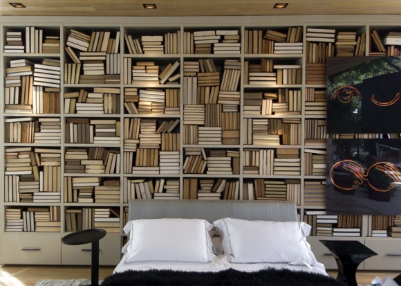 ترکیب کمد دیواری همراه با کتابخانه به رنگ سفید در اتاق خواب