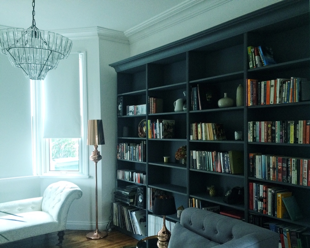 مدل کمد دیواری همراه با کتابخانه به رنگ مشکی در اتاق خواب
