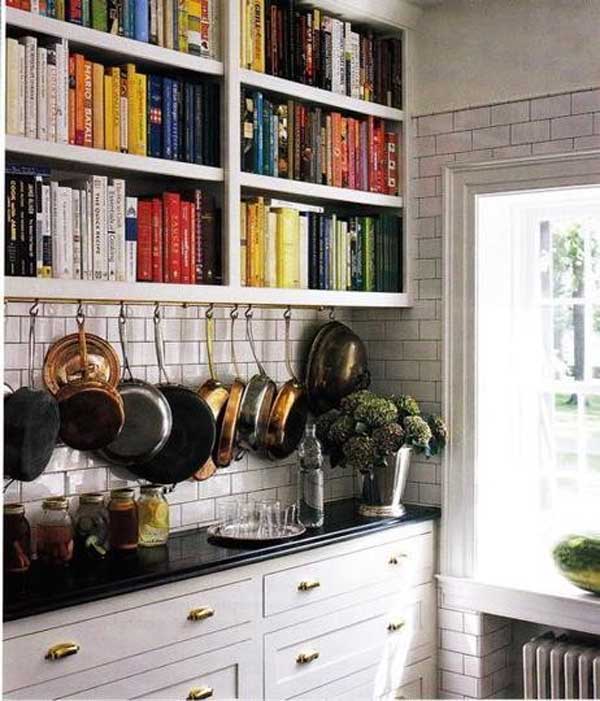 ترکیب کمد دیواری همراه با کتابخانه در آشپزخانه سفید