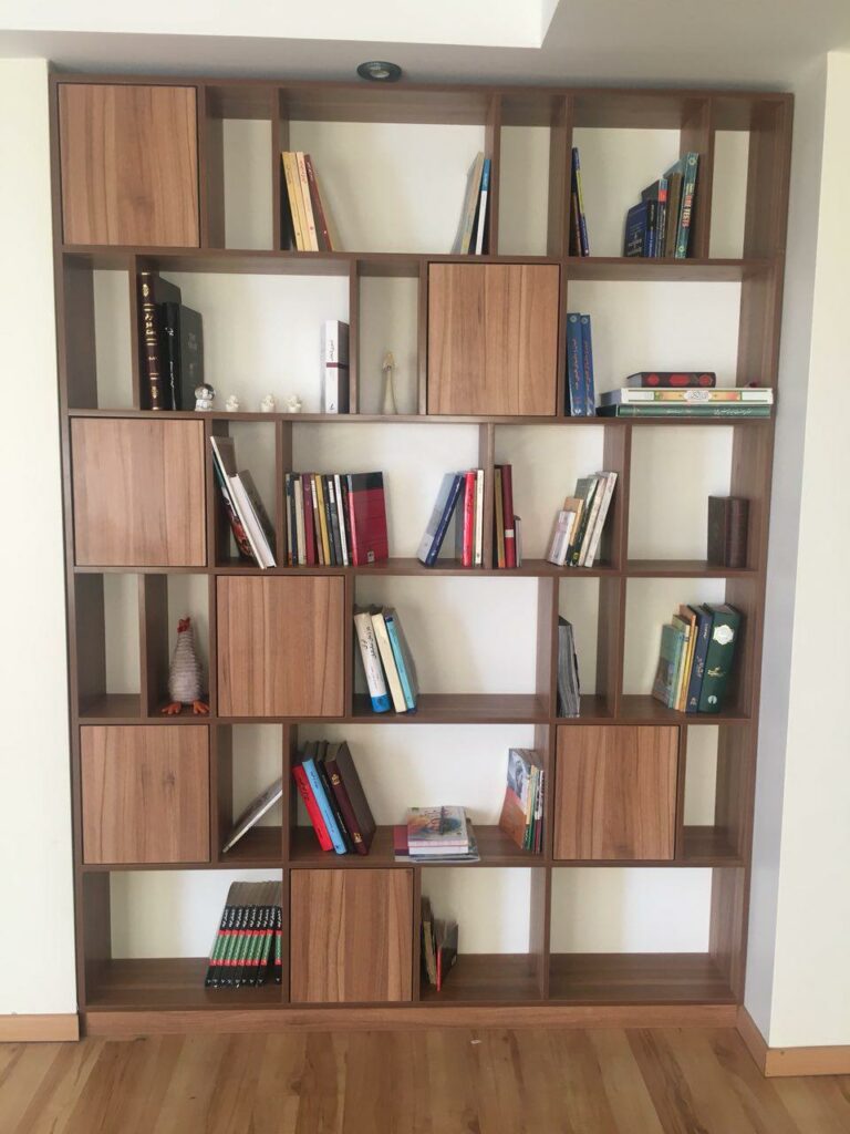 کمد دیواری کتابخانه دار چوبی بدون در به رنگ قهوه ای