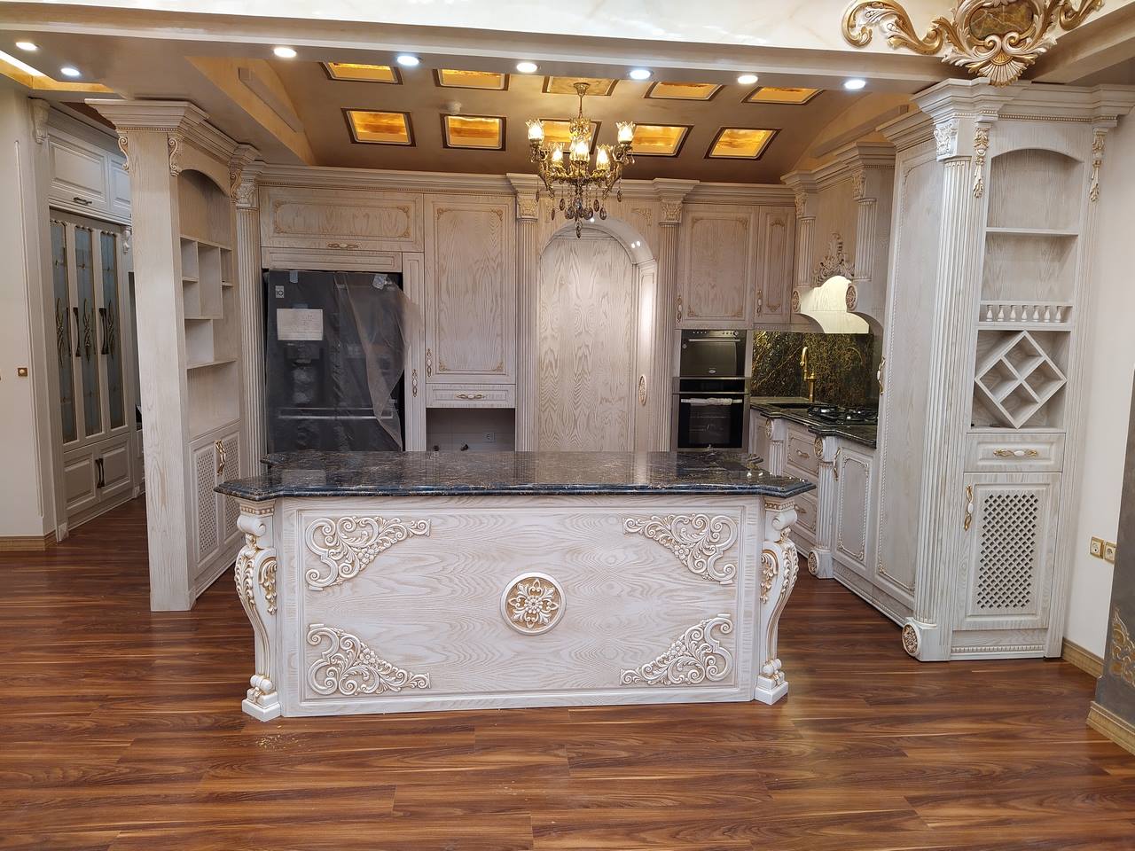 کابینت روکش چوب کلاسیک سفید طلایی وحید طاهری سلام ساختمان قم