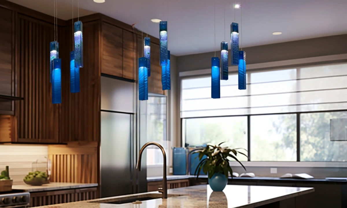 چراغ‌های آویز تزئینی کشیده آبی روی اپن در آشپزخانه