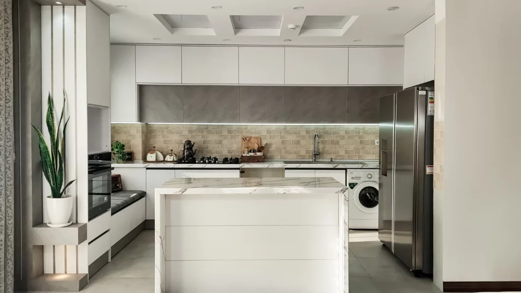 کابینت آشپزخانه با ترکیب رنگی سفید و طوسی