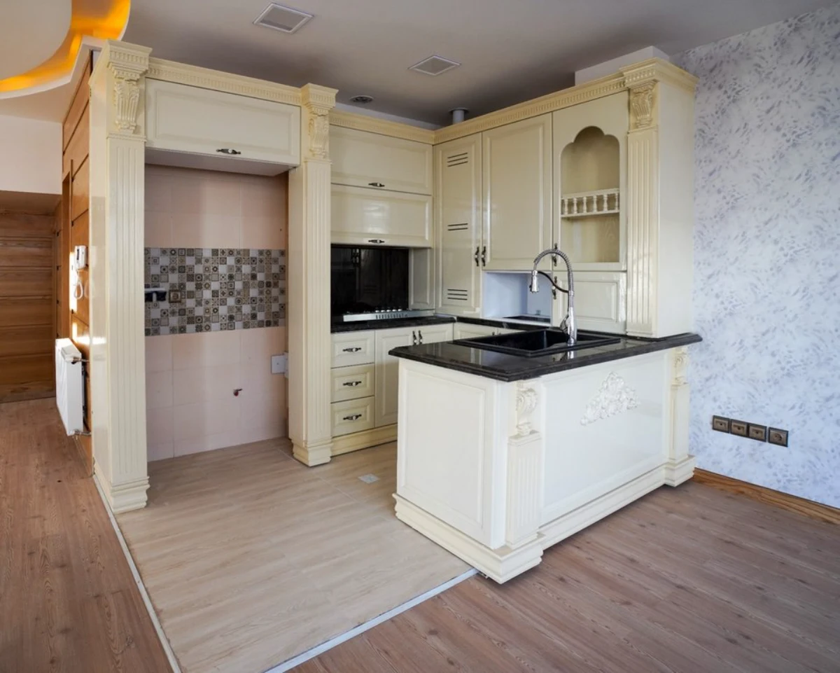 آشپزخانه کوچک کرمی رنگ سبک کلاسیک
