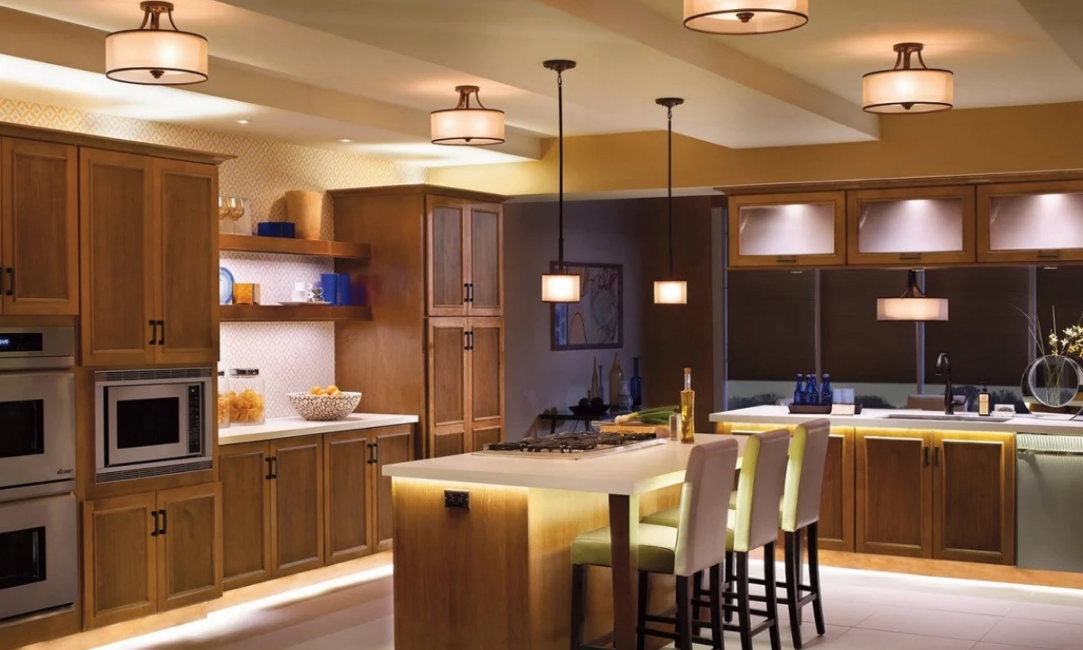 چراغ‌های هوشمند گرد متصل به سقف آشپزخانه با نور زرد