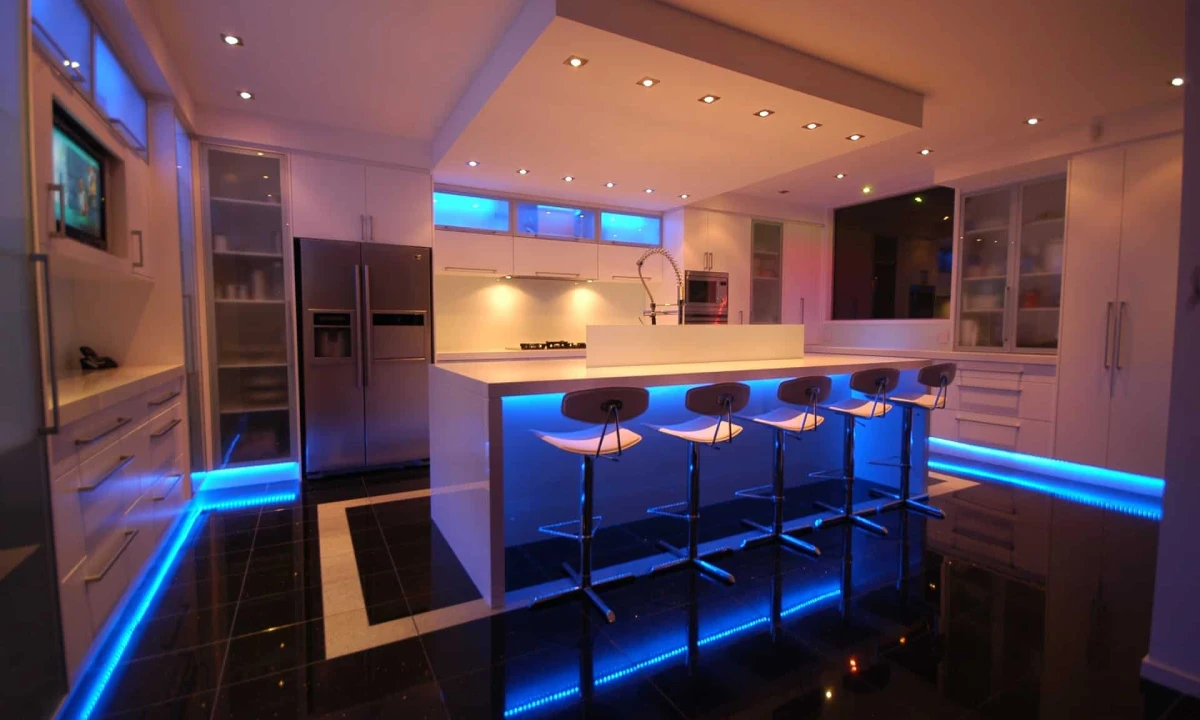 آشپزخانه مدرن با چراغ‌های آبی رنگ در بخش‌های مختلف
