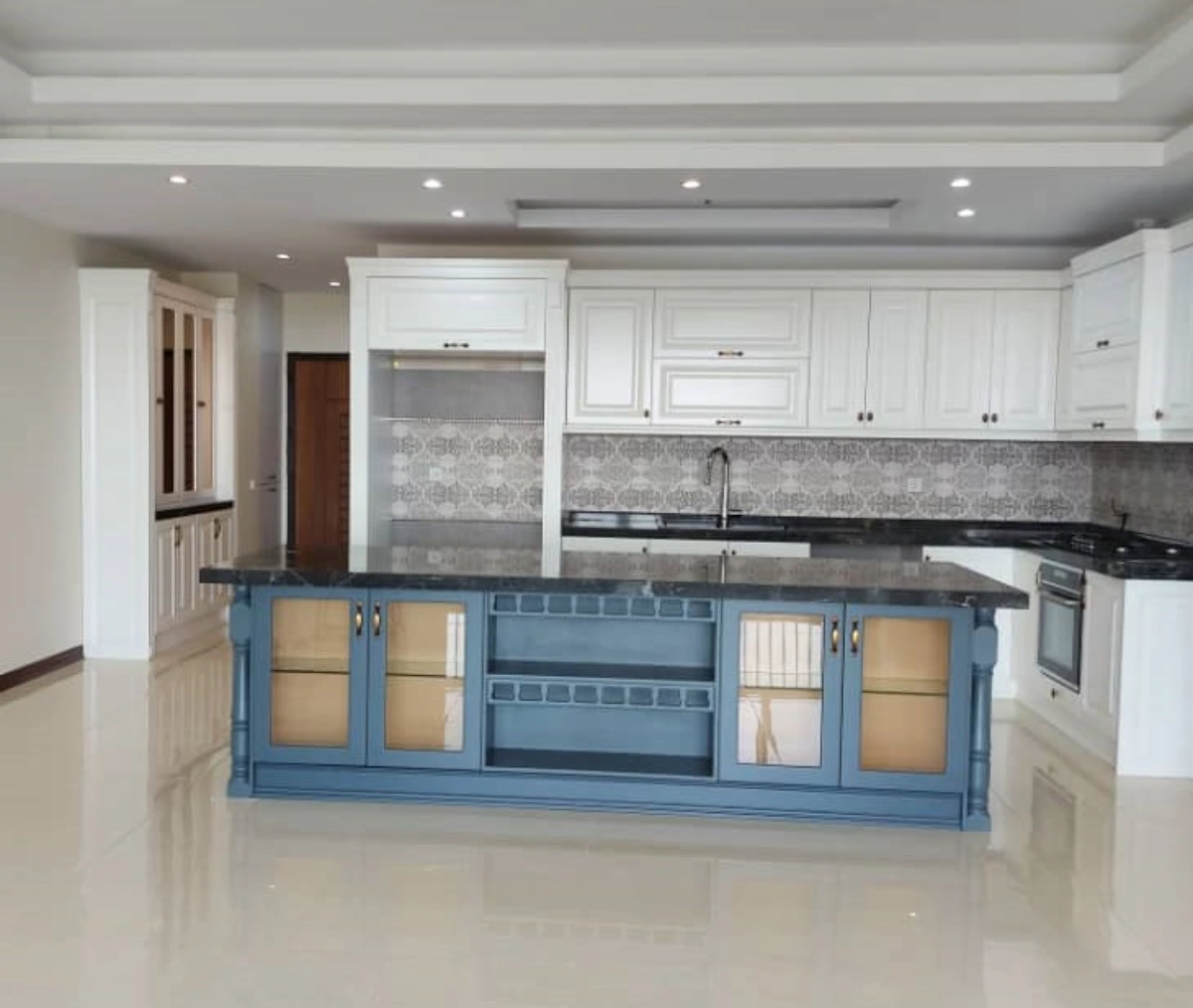 کابینت نئوکلاسیک آبی و سفید با کانتر جزیره آبی در آشپزخانه