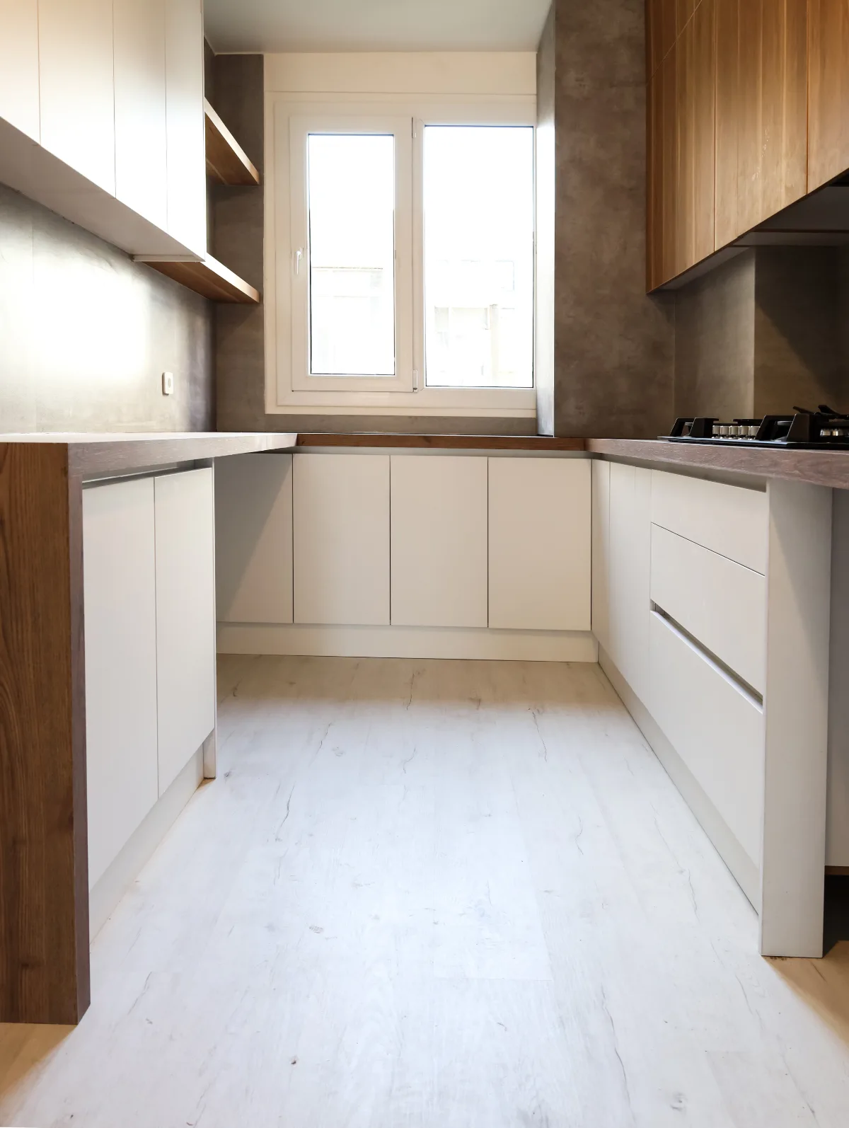 دکوراسیون آشپزخانه ارزان با کابینت هایگلاس و ام دی اف با قفسه و شلف