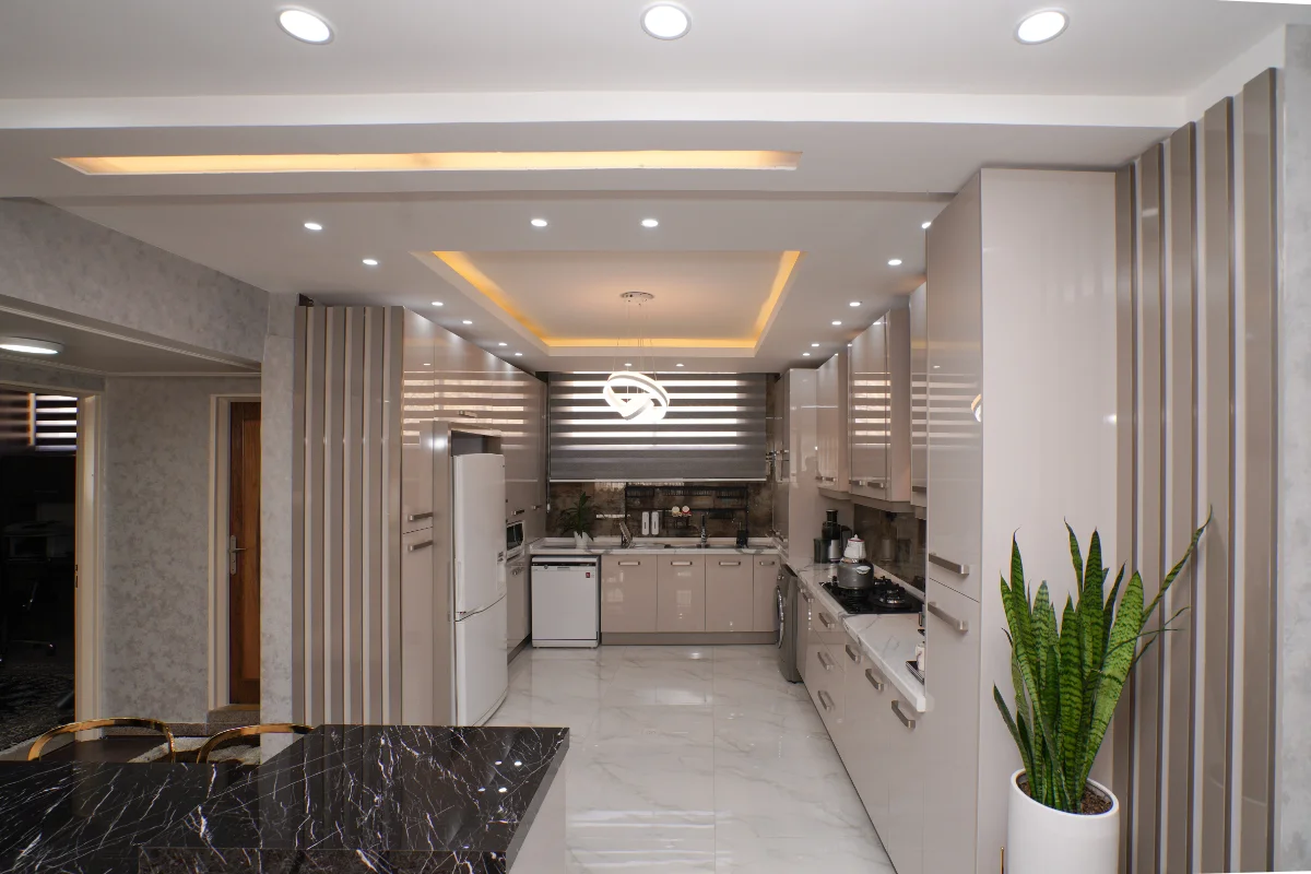 کابینت هایگلاس آشپزخانه با ترکیب دو رنگ کرمی روشن و تیره