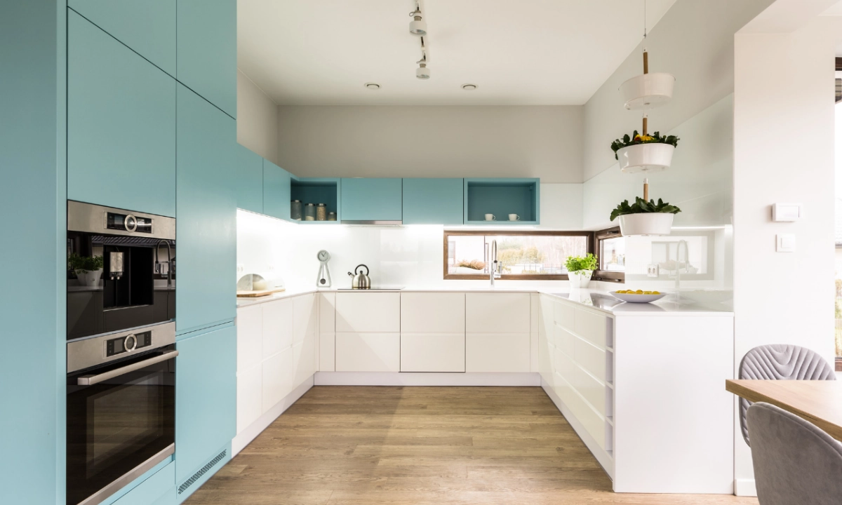 کابینت مدرن آبی روشن و سفید آشپزخانه