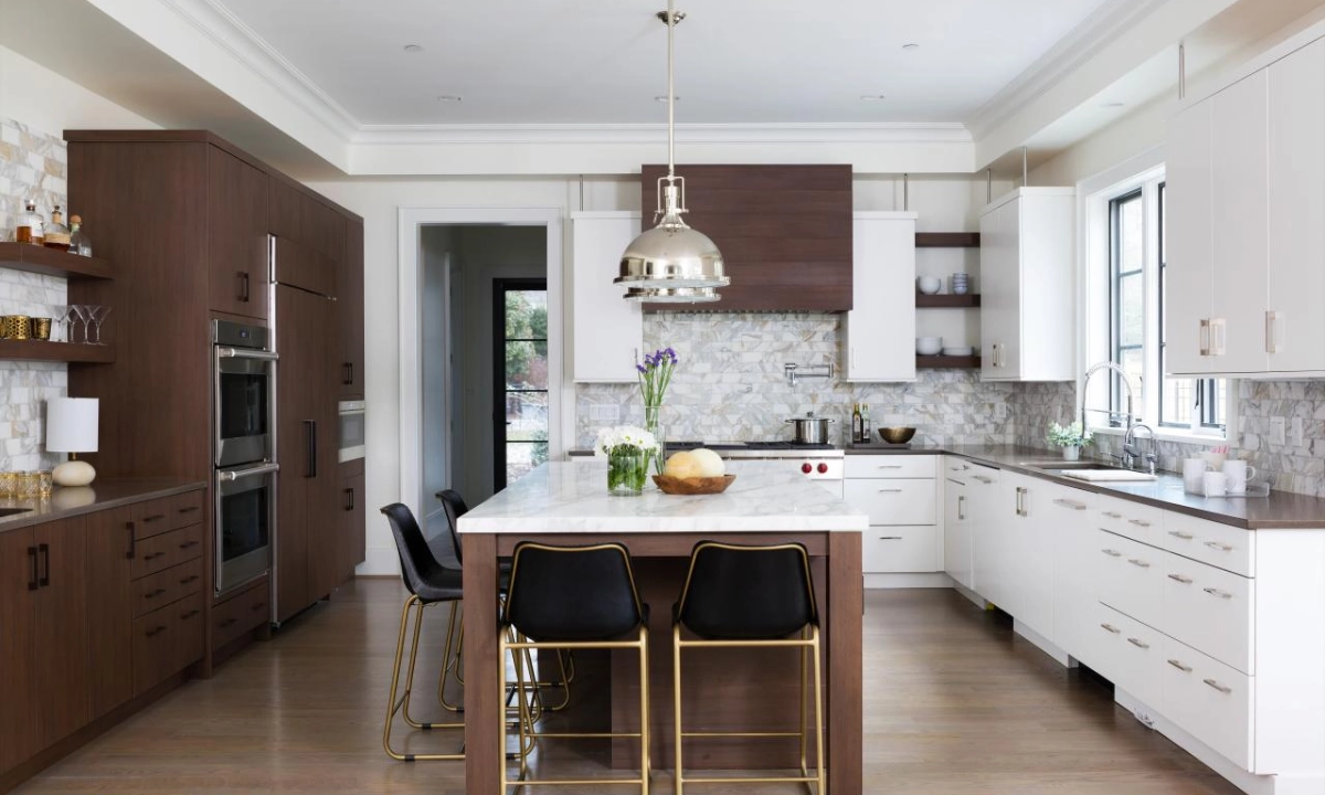 کابینت آشپزخانه مدرن با ترکیب دو رنگ سفید و قهوه‌ای