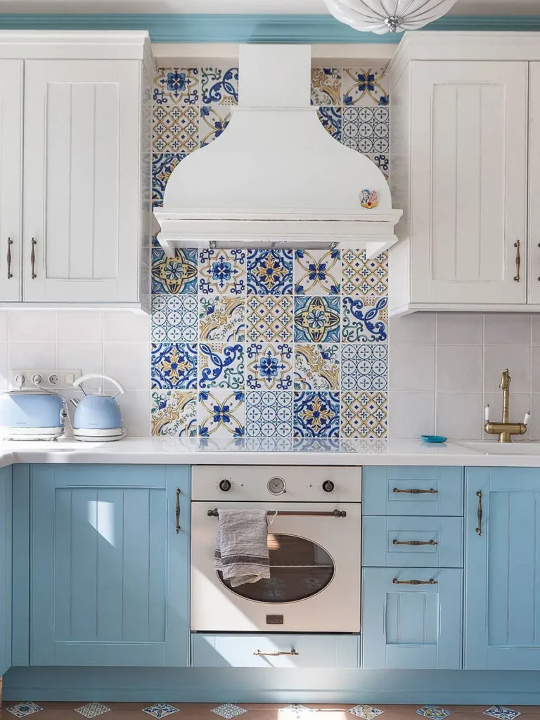 کابینت نئوکلاسیک آبی و سفید با بین کابینتی طرح کاشی در آشپزخانه