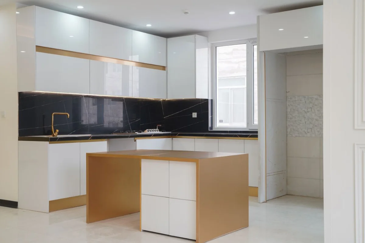 کابینت مدرن آشپزخانه با ترکیب دو رنگ سفید و طلایی