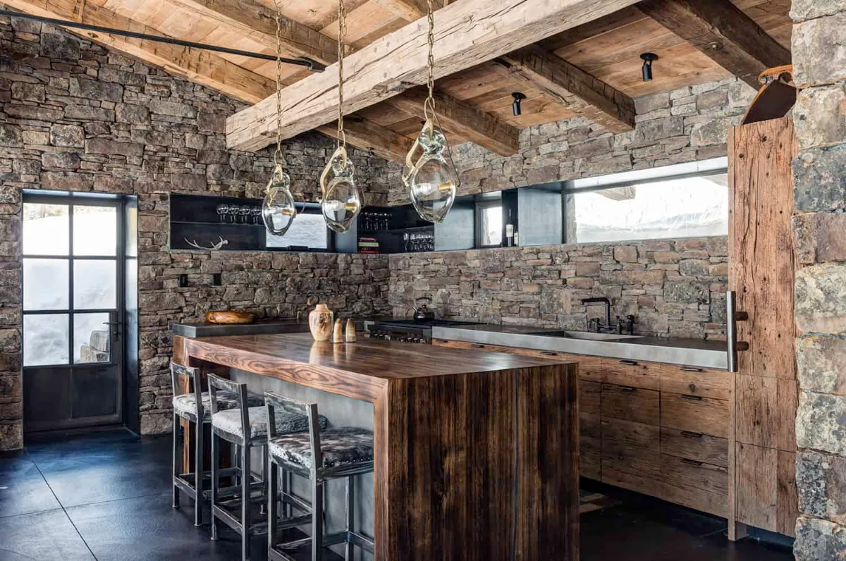 آشپزخانه الهام گرفته از طبیعت با دیوارهای سنگی سنتی و اپن چوبی