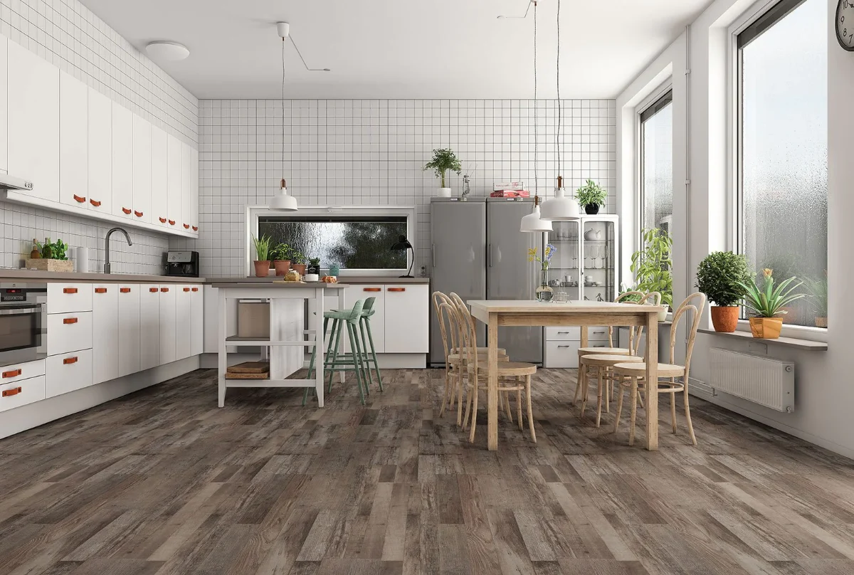کفپوش جدید طرح چوب قهوه‌ای در آشپزخانه بزرگ با کابینت‌های سفید مدرن