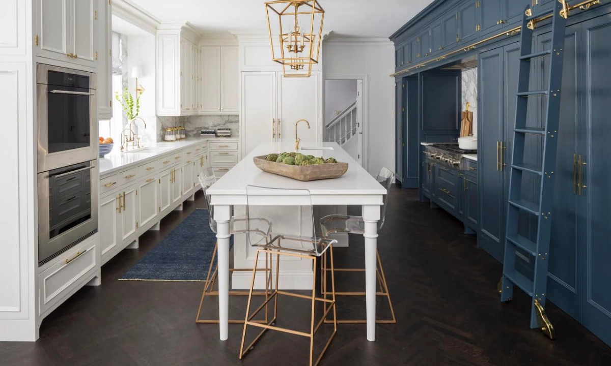 کابینت آشپزخانه مستطیلی شکل با ترکیب دو رنگ سفید و آبی