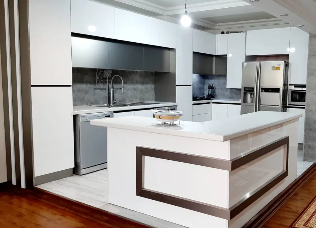 آشپزخانه مدرن کوچک سفید طوسی