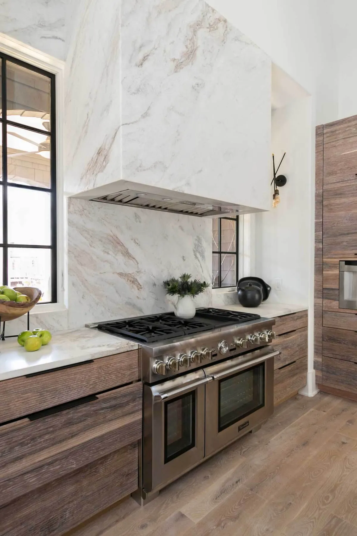 آشپزخانه الهام گرفته از طبیعت با کاور هود سنگی و کابینت چوبی