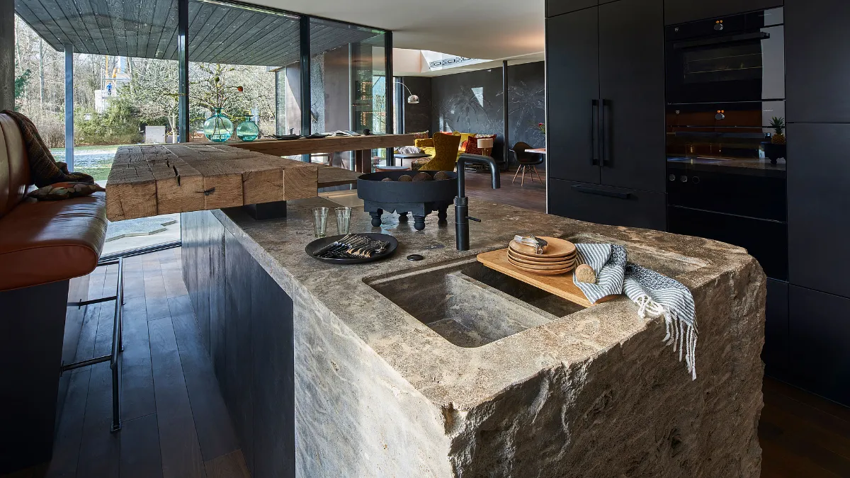 آشپزخانه الهام گرفته از طبیعت با سینک سنگی و صفحه کابینت چوبی
