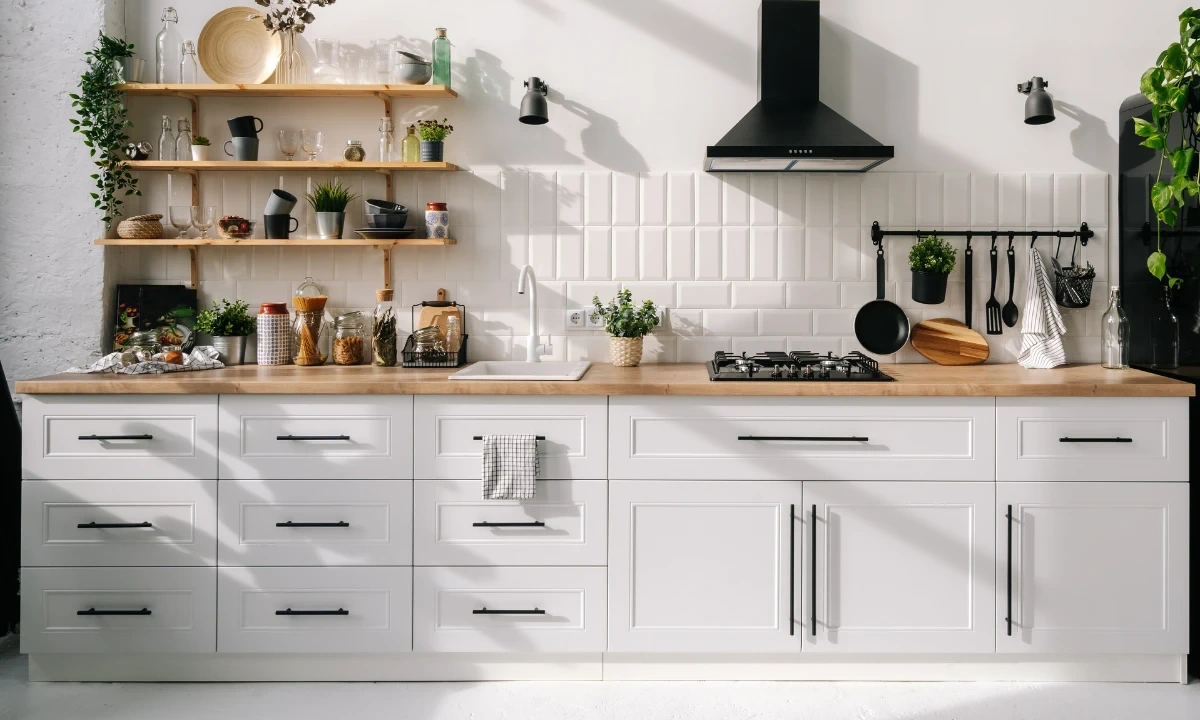 کابینت سفید آشپزخانه با دستگیره مشکی بلند ساده