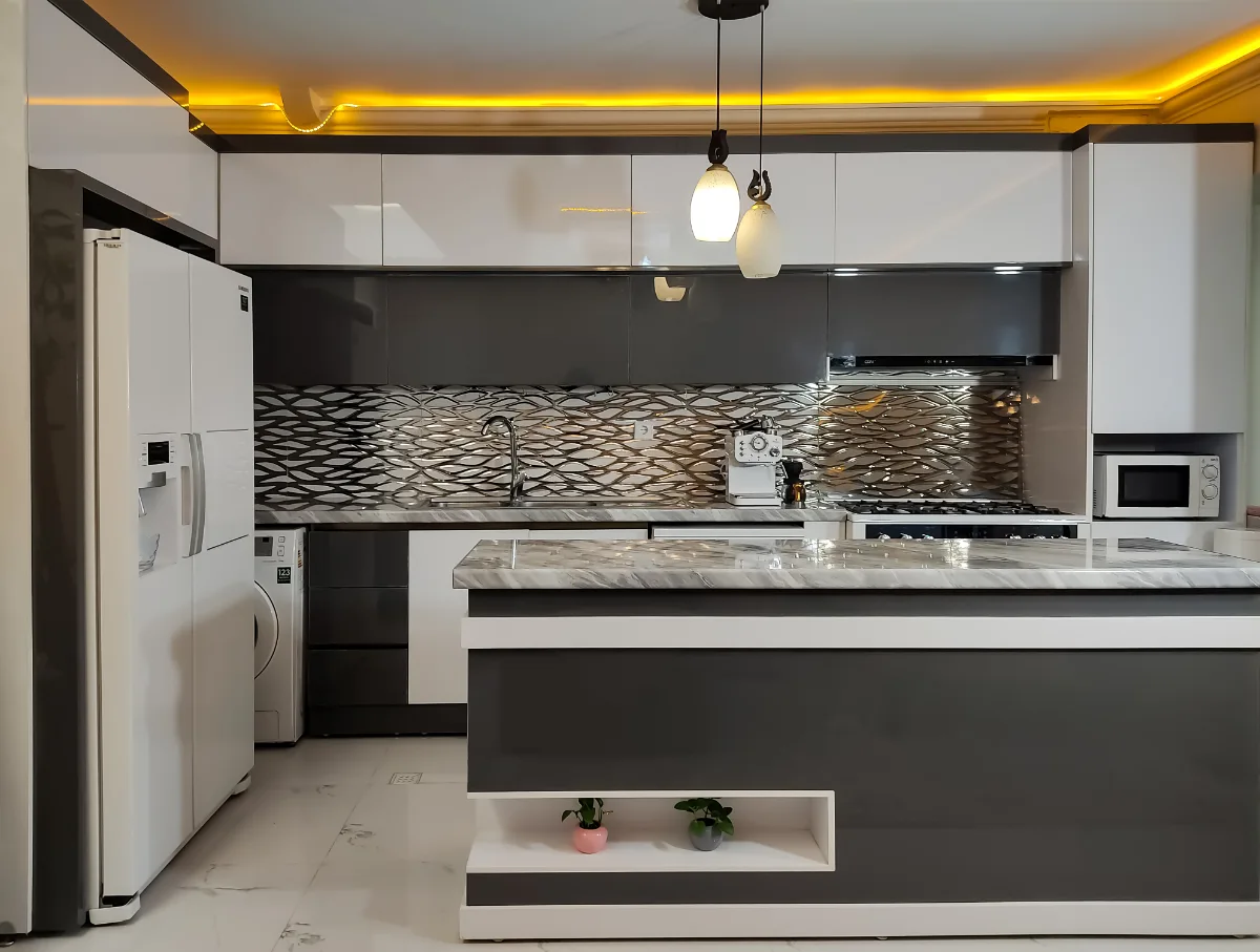 آشپزخانه مدرن با کانتر ویترین دار و بین کابینتی سفید و طوسی