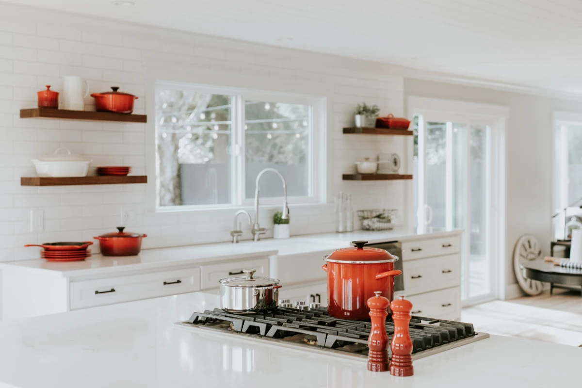 استفاده از قفسه و شلف چوبی برای بزرگ نشان دادن آشپزخانه با کابینت سفید