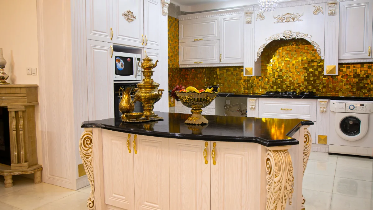 کابینت آشپزخانه سفید کلاسیک با منبت کاری‌های طلایی
